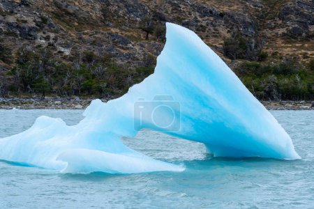 Un grand iceberg flottant sur l'eau près du glacier Upsala, province de Santa Cruz, Argentine.