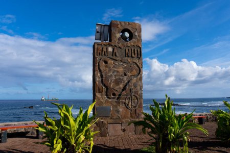 Téléchargez les photos : Signe de Rapa Nui (île de Pâques) dans la ville Hanga Roa. L'île de Pâques, un territoire chilien, est une île volcanique reculée de Polynésie. Son nom natal est Rapa Nui. - en image libre de droit
