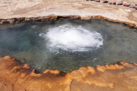 Einer der aktiven Geysire in El Tatio, Chile. El Tatio ist ein geothermisches Feld mit vielen Geysiren in der Nähe der Stadt San Pedro de Atacama in den Anden im Norden Chiles.