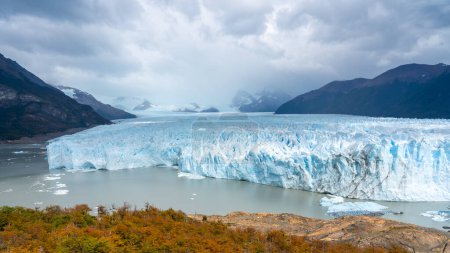 Un gran iceberg flotando en el agua cerca del glaciar Upsala, provincia de Santa Cruz, Argentina.