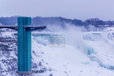 Téléchargez les photos : Hiver Niagara Falls vue de Niagara Falls, Ontario, Canada. - en image libre de droit