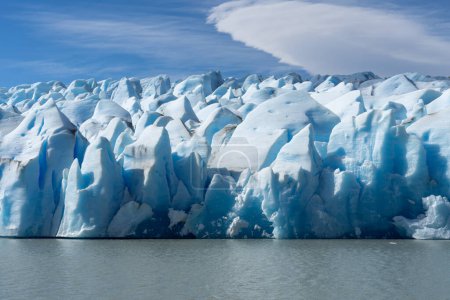 Un gran iceberg flotando en el agua cerca del glaciar Upsala, provincia de Santa Cruz, Argentina.