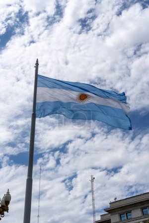 Téléchargez les photos : Le drapeau national de la République argentine avec un ciel bleu et des nuages blancs en arrière-plan. - en image libre de droit