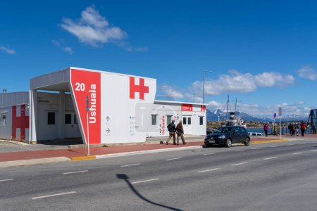 Foto de Un Hospital Modular, un Centro Comunitario de Salud, en el área del Puerto de Ushuaia en Ushuaia, Patagonia, Argentina - 28 de enero de 2023. - Imagen libre de derechos