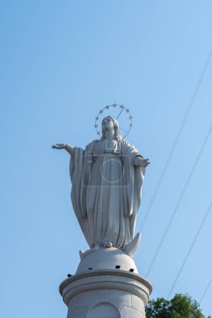 Téléchargez les photos : Statue du Père Noël priant en contemplation sur fond gris - en image libre de droit