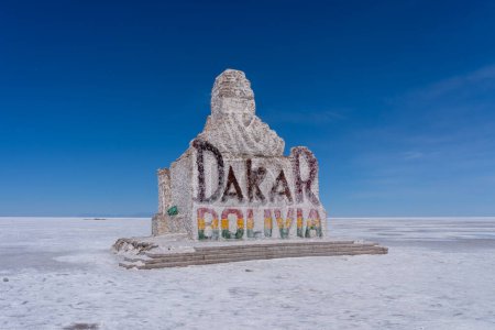 Téléchargez les photos : Monument du Dakar à Colchani, Bolivie - 21 février 2023. Ce Monument Dakar a été construit en 2014 après le Dakar Rally, un rallye annuel organisé par Amaury Sport Organisation. - en image libre de droit