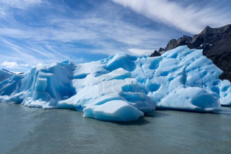Ein großer Eisberg, der vom Grauen Gletscher im Torres del Paine Nationalpark, Puerto Natales, Chile, abbrach.