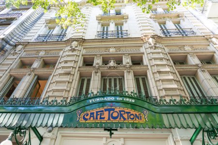 Foto de Café Tortoni en Buenos Aires Argentina - 23 de enero de 2023. Café icónico de estilo francés inaugurado en 1858, refugio favorito de la élite cultural con tango en vivo. - Imagen libre de derechos