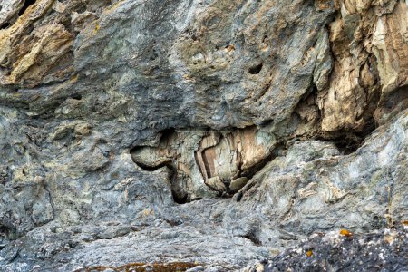 Téléchargez les photos : La momie forme des roches dans les grottes de marbre sur le lac Général Carrera, Patagonie, Chili. Grottes de marbre sont des grottes sculptées naturellement entièrement en marbre et formé par l'action de l'eau. - en image libre de droit