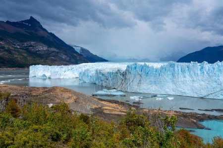 Téléchargez les photos : Vue du côté gauche du glacier Perito Moreno du parc national Los Glaciares en Argentine. Parc national de Los Glaciares est un site du patrimoine mondial de l'UNESCO. - en image libre de droit