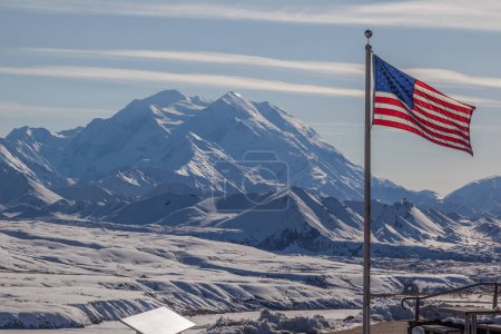 Téléchargez les photos : Eielson Visitor Center in Mount Denali (McKinley) background, Denali National Park, Alaska, USA Denali est le plus haut sommet de montagne en Amérique du Nord. - en image libre de droit
