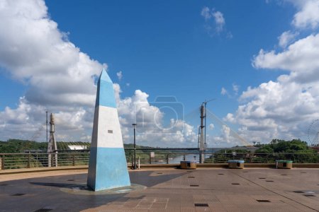 Foto de El obelisco argentino en Triple Frontera en Puerto Iguazú - Imagen libre de derechos