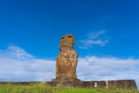 Téléchargez les photos : Île de Pâques, Chili - 4 mars 2023 : Moai d'Ahu Ature Huki à Anakena Beach sur l'île de Pâques, Chili. Moai d'Ahu Ature Huki a été le premier à être élevé à nouveau dans les temps modernes sur l'île de Pâques. - en image libre de droit