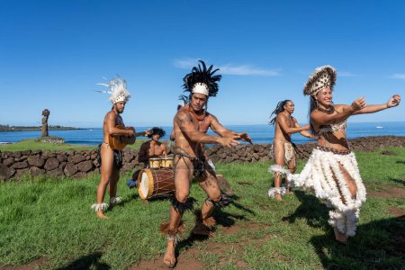 Téléchargez les photos : Île de Pâques, Chili - 6 mars 2023 : Spectacle de danse de l'île de Pâques par des artistes locaux près du complexe Ahu Tahai, île de Pâques (Rapa Nui), Chili. - en image libre de droit