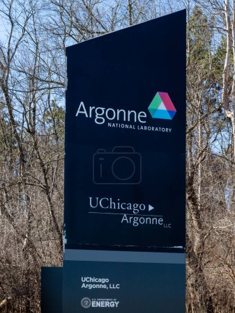 Foto de Lemont, Illinois, Estados Unidos - 27 de marzo de 2022: La señal para el Laboratorio Nacional Argonne se ve en Lemont, Illinois, Estados Unidos. El Laboratorio Nacional de Argonne es un laboratorio nacional de investigación científica y de ingeniería - Imagen libre de derechos