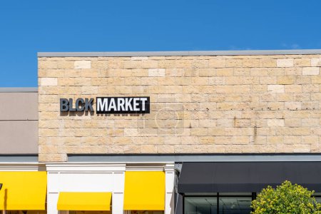 Foto de Pearland, Texas, EE.UU. - 19 de febrero de 2022: BLCK Señal de la tienda en el mercado encima de la entrada de la tienda. BLCK Market es una tienda de ropa. - Imagen libre de derechos