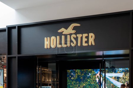 Téléchargez les photos : Orlando, Floride, États-Unis - 27 janvier 2022 : Gros plan sur une enseigne Hollister dans un centre commercial. Hollister est un détaillant de chaînes à la mode avec des vêtements inspirés de la Californie du Sud. - en image libre de droit