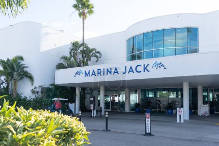 Foto de Sarasota, Florida, Estados Unidos - 11 de enero de 2022: Marina Jacks in Sarasota, Florida, Estados Unidos. Marina Jacks es un lugar de mariscos con un patio de bar crudo al aire libre, comedor de arriba, piano bar. - Imagen libre de derechos