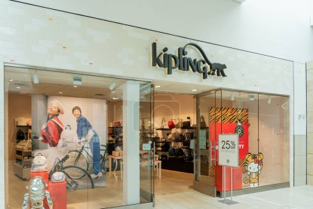Téléchargez les photos : Orlando, Floride, États-Unis - 27 janvier 2022 : Kipling magasin dans un centre commercial à Orlando, Floride, États-Unis. Kipling est une marque qui vend sacs à main, sacs à dos, sacs, bagages et autres accessoires. - en image libre de droit