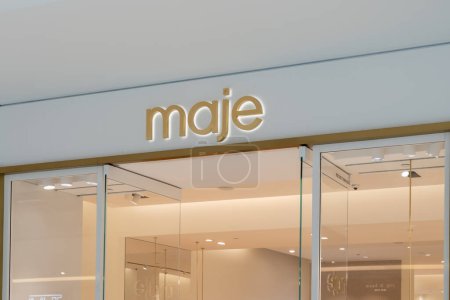 Foto de Houston, Texas, EE.UU. - 25 de febrero de 2022: Primer plano del letrero de la tienda Maje en un centro comercial. Maje es una marca de ropa con sede en París. - Imagen libre de derechos