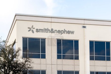 Téléchargez les photos : Austin, Texas, États-Unis - 17 mars 2022 : Signature de Smith + Nephew à son bureau d'Austin, Texas, États-Unis. Smith and Nephew plc, est une multinationale britannique de fabrication de matériel médical. - en image libre de droit