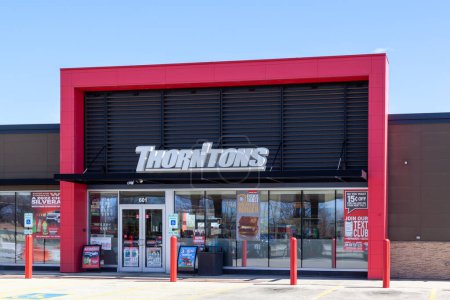 Foto de Bensenville, Illinois, EE.UU. - 27 de marzo de 2022: Un Thorntons en una gasolinera. Thorntons LLC es una cadena estadounidense de gasolina y tiendas de conveniencia. - Imagen libre de derechos