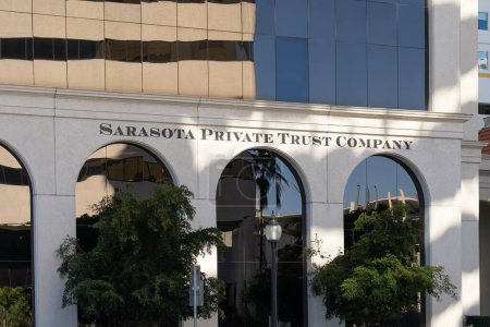 Téléchargez les photos : Sarasota, Floride, États-Unis - 11 janvier 2022 : Sarasota Private Trust Company siège à Sarasota, Floride, États-Unis, un consultant financier offre des services de gestion de patrimoine, de co-investissement et de fiducie. - en image libre de droit