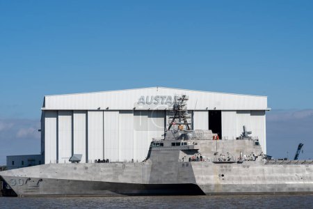 Foto de USS Manchester litoral combat ship (LCS) en construcción en el astillero Austal en el río Mobile en Mobile, Alabama - Imagen libre de derechos