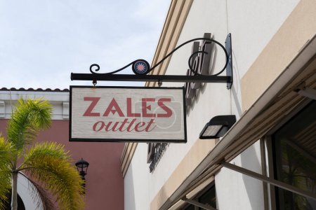 Téléchargez les photos : Orlando, Floride, États-Unis- 21 janvier 2022 : Panneau de magasin Zales est vu à Orlando, Floride. Zales est un détaillant de bijoux en Amérique du Nord. - en image libre de droit