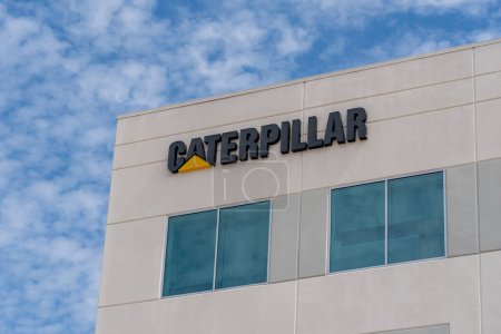 Foto de Houston, Texas, Estados Unidos - 2 de marzo de 2022: Caterpillar firma en su edificio de oficinas en Houston, Texas, Estados Unidos. Caterpillar es un fabricante estadounidense de equipos de construcción. - Imagen libre de derechos