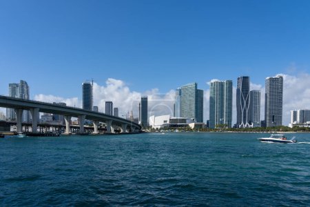 Téléchargez les photos : Miami, Floride, États-Unis - 2 janvier 2022 : Miami skyscrapers and General Douglas MacArthur Causeway, Floride, États-Unis. - en image libre de droit