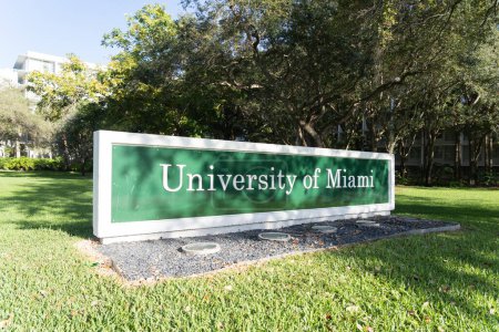 Foto de Miami, FL, EE.UU. - 2 de enero de 2022: Señal terrestre de la Universidad de Miami. La Universidad de Miami es una universidad privada de investigación. - Imagen libre de derechos