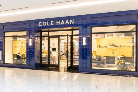 Foto de Houston, Texas, EE.UU. - 25 de febrero de 2022: Cole Haan tienda en un centro comercial. Cole Haan es una marca americana de calzado y accesorios para hombres y mujeres.. - Imagen libre de derechos