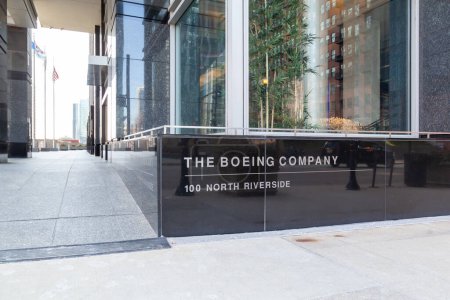 Téléchargez les photos : Chicago, Illinois, USA - 28 mars 2022 : La Boeing Company signe sur le mur à son siège social à Chicago, Illinois, USA. Boeing Company est une multinationale américaine. - en image libre de droit