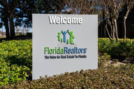 Téléchargez les photos : Orlando, Floride, États-Unis - 29 janvier 2022 : Un signe de bienvenue pour les agents immobiliers de Floride à Orlando, Floride, États-Unis. Florida Realtors est une association professionnelle. - en image libre de droit