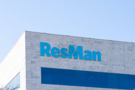 Foto de Plano, Texas, Estados Unidos - 19 de marzo de 2022: ResMan firma en su edificio de oficinas en Plano, Texas, Estados Unidos. ResMan es un software de gestión de propiedades. - Imagen libre de derechos