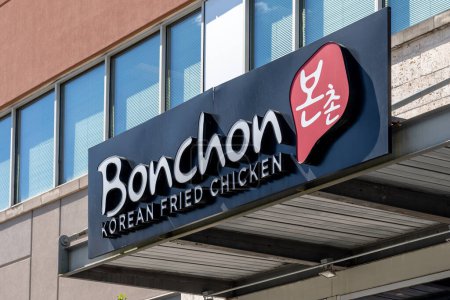 Foto de Pearland, Texas, EE.UU. - 19 de febrero de 2022: Primer plano de Bonchon firmar en la construcción de Pearland, Texas, EE.UU.. Bonchon es un restaurante coreano de pollo frito. - Imagen libre de derechos