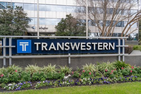 Foto de Houston, Texas, Estados Unidos - 13 de marzo de 2022: Transwestern firma en su sede en Houston, Texas, Estados Unidos. Transwestern es una empresa inmobiliaria estadounidense. - Imagen libre de derechos