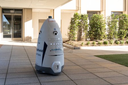 Téléchargez les photos : Robot de sécurité patrouillant dans un espace public - en image libre de droit