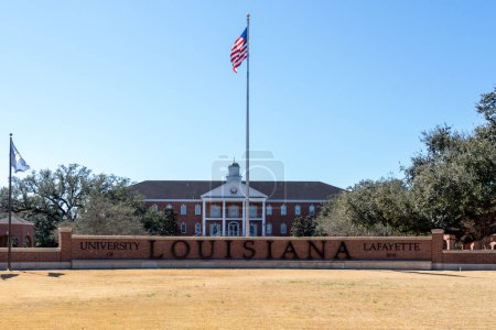 Téléchargez les photos : Lafayette, Louisiane, États-Unis - 13 février 2022 : Un panneau de l'Université de Louisiane est affiché sur le campus de Lafayette, Louisiane, États-Unis. L'Université de Louisiane est une université publique de recherche. - en image libre de droit