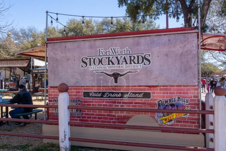 Téléchargez les photos : Fort Worth, Texas, États-Unis - 19 mars 2022 : Le panneau Fort Worth Stockyards est visible à Fort Worth, Texas, États-Unis. Le Fort Worth Stockyards est un quartier historique national. - en image libre de droit
