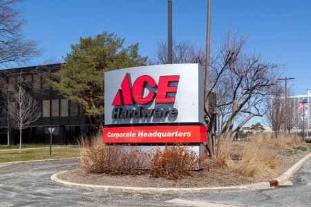 Téléchargez les photos : Oak Brook, Illinois, États-Unis - 27 mars 2022 : Un gros plan d'Ace Hardware signe à son siège à Oak Brook, Illinois, États-Unis. Ace Hardware Corporation est une coopérative américaine de détaillants de matériel. - en image libre de droit