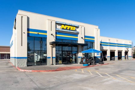 Foto de Pearland, Texas, Estados Unidos - 1 de marzo de 2022: Tienda nacional de neumáticos y baterías (NTB) en Pearland, Texas, Estados Unidos. National Tire and Battery es una marca estadounidense de centros de servicio de automóviles. - Imagen libre de derechos