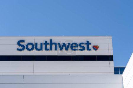 Téléchargez les photos : Dallas, TX, États-Unis - 20 mars 2022 : Panneau à proximité de Southwest sur le bâtiment de son siège social à Dallas, Texas, États-Unis. Southwest Airlines Co. est l'une des principales compagnies aériennes des États-Unis. - en image libre de droit