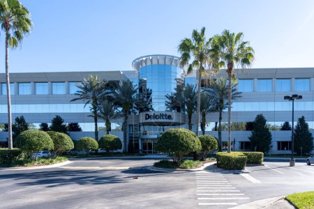 Foto de Orlando, FL, USA - 17 de enero de 2022: Deloitte Edificio de oficinas en Orlando, FL, USA. Deloitte Touche Tohmatsu Limited (Deloitte) es una red multinacional de servicios profesionales. - Imagen libre de derechos