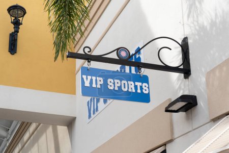 Foto de Orlando, Florida, EE.UU. - 21 de enero de 2022: Primer plano del cartel colgante de la tienda VIP Sports. VIP Sports es una tienda de ropa deportiva. - Imagen libre de derechos