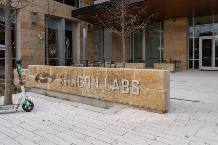 Foto de Austin, TX, Estados Unidos - 17 de marzo de 2022: Silicon Labs firma el logotipo de la compañía en su sede en Austin, Texas, Estados Unidos. Silicon Laboratories, Inc. es una compañía de tecnología global fabless estadounidense. - Imagen libre de derechos