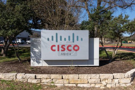Foto de Austin, Texas, EE.UU. - 18 de marzo de 2022: Primer plano de la firma del logotipo de Cisco en su oficina en Austin. Cisco es una corporación multinacional estadounidense de conglomerados tecnológicos. - Imagen libre de derechos