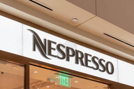 Téléchargez les photos : Houston, Texas, États-Unis - 25 février 2022 : Connexion au magasin Nespresso dans un centre commercial. Les machines à café Nespresso brassent l'espresso et le café à partir de capsules de café. - en image libre de droit