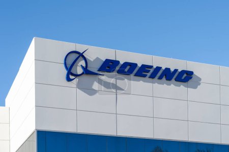 Téléchargez les photos : Irving, Texas, États-Unis - 20 mars 2022 : Signature de Boeing sur le bâtiment d'Irving, Texas, États-Unis. Boeing Company est une multinationale américaine. - en image libre de droit